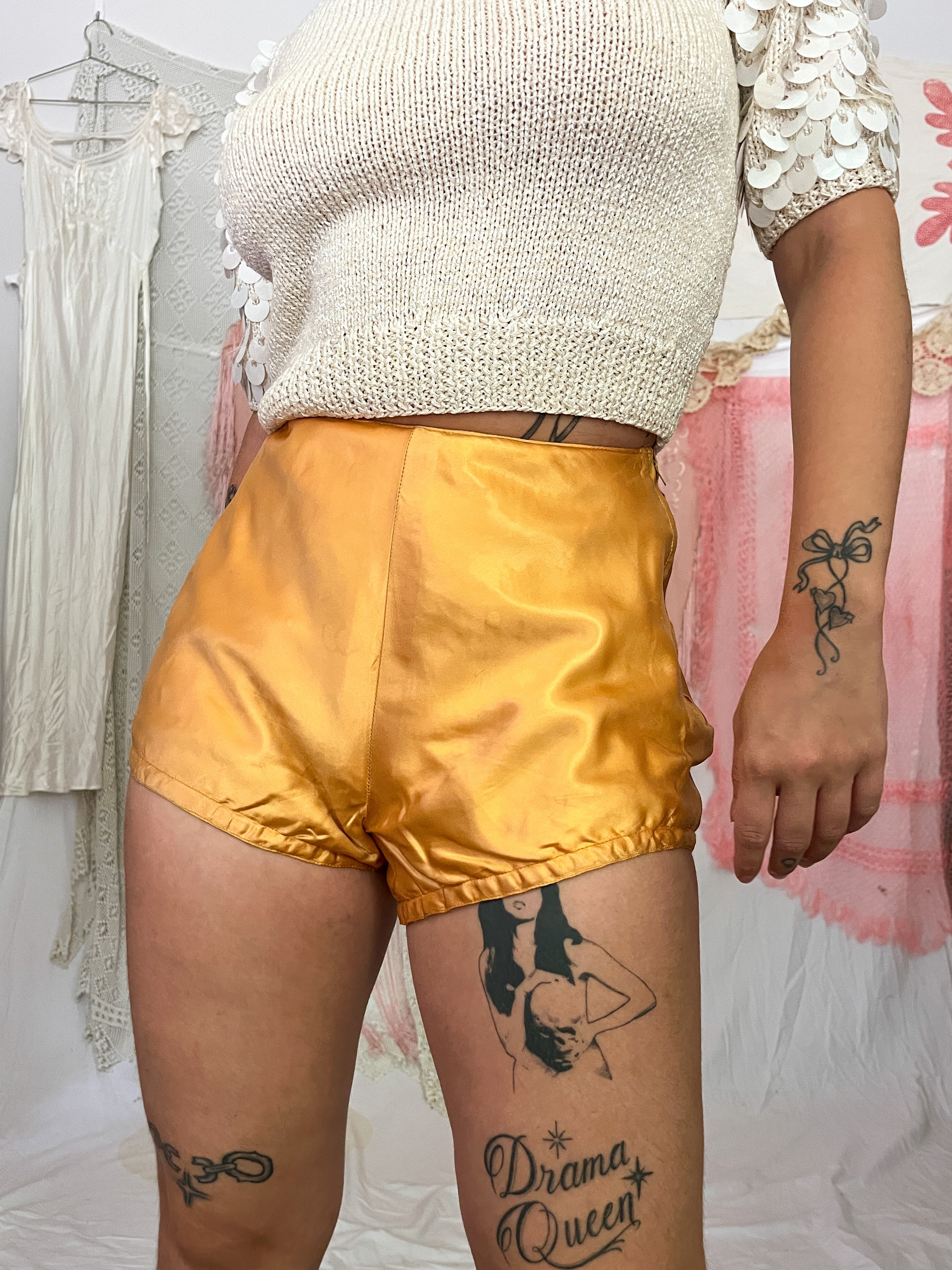 SATIN YELLOW HOTSHORTS