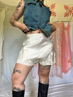 Load image into Gallery viewer, RAYON TAP SHORTS
